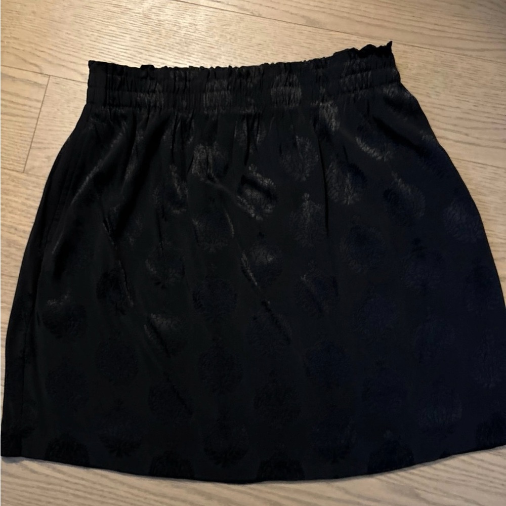 Black patterned skirt with elastic waist